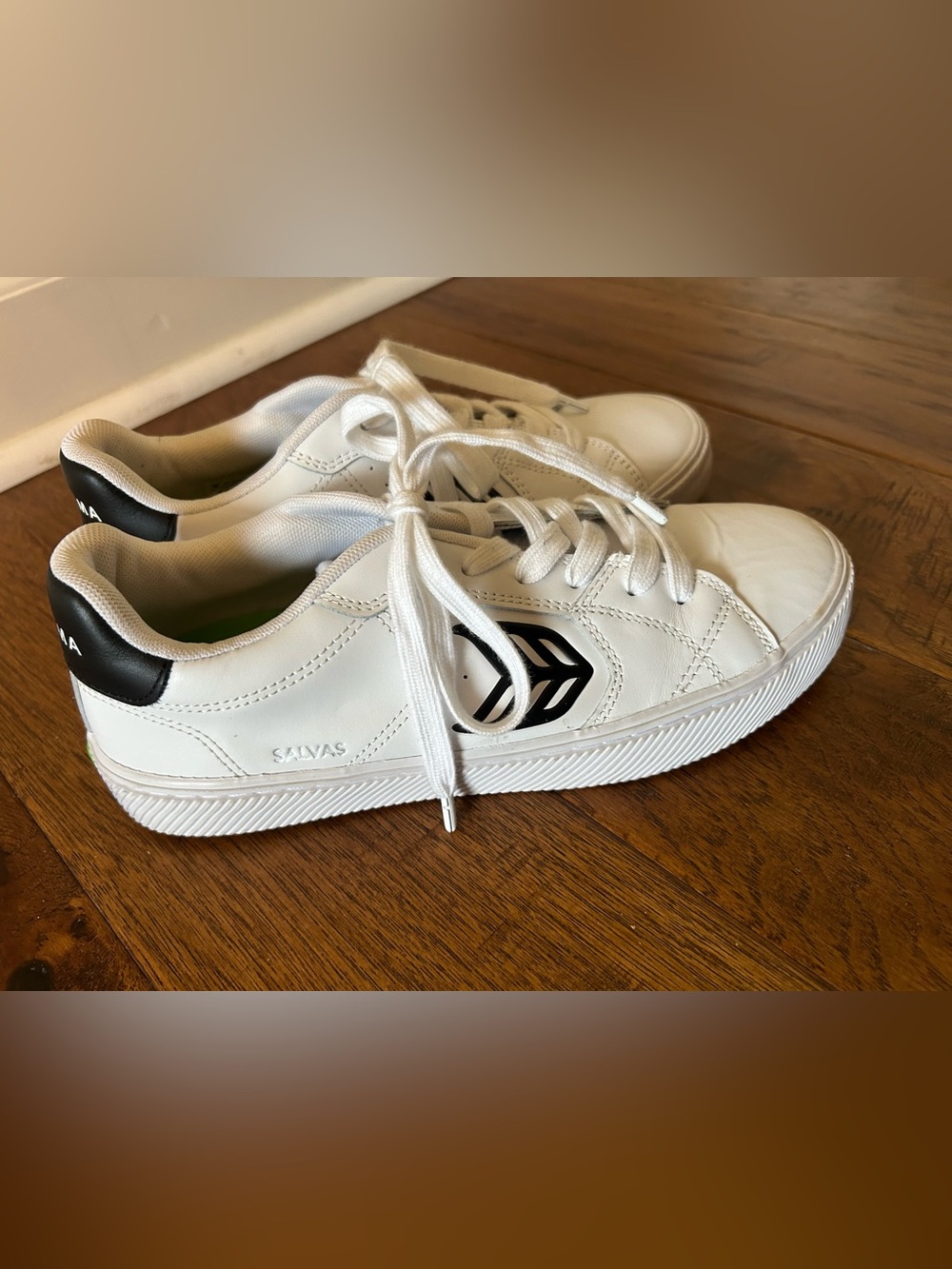 white leather Cariuma Salvas Sneakers  Unisex Men’s 7and Women’s 8.5